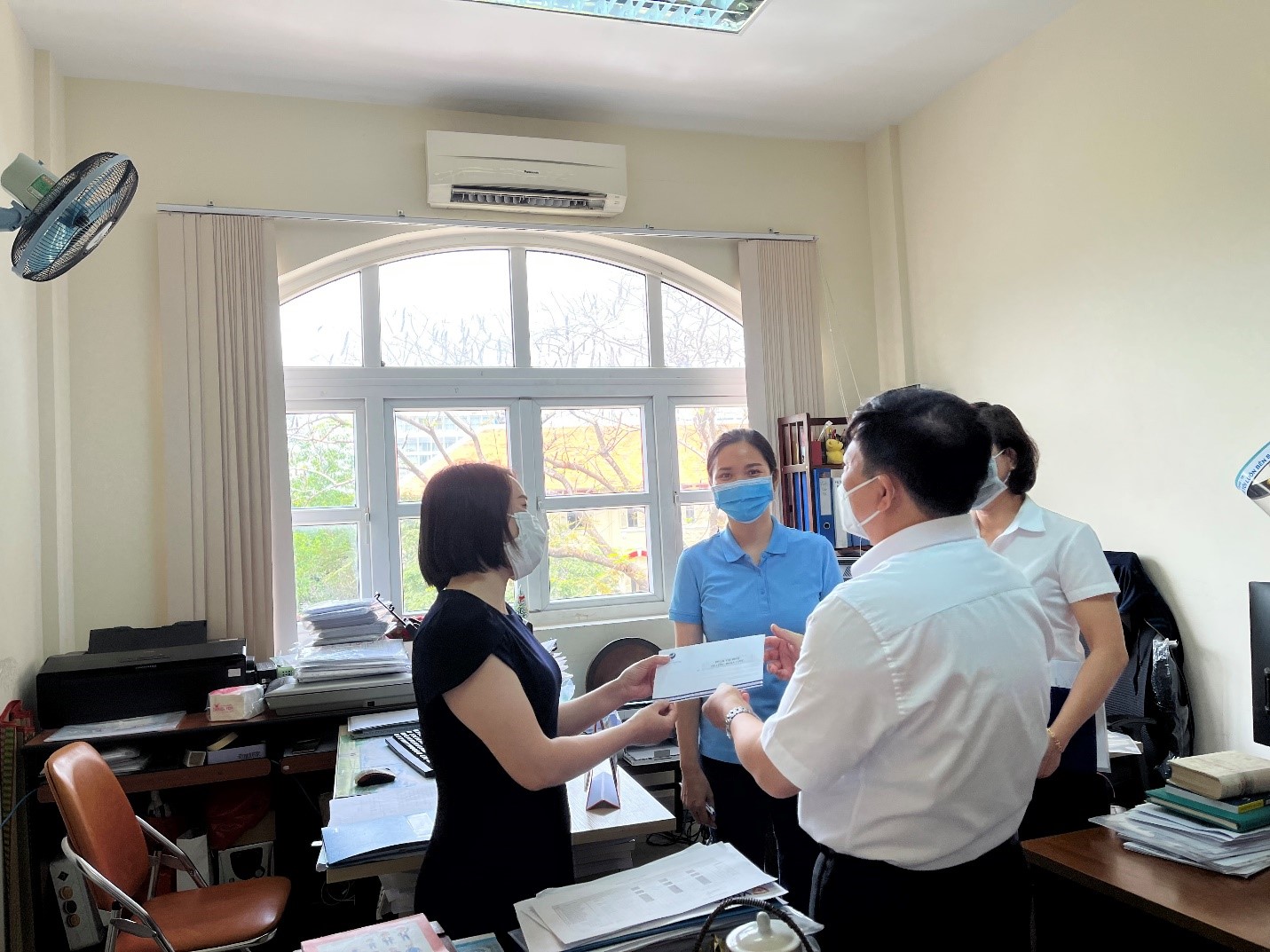 PGS.TS.BSCKII Nguyễn Vũ Trung - Viện trưởng hỏi thăm và tặng quà cho chị Phạm Thị Hoài - tổ Công đoàn Trung tâm đào tạo